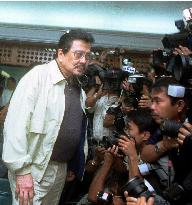 Estrada reluctantly appears at start of corruption trial